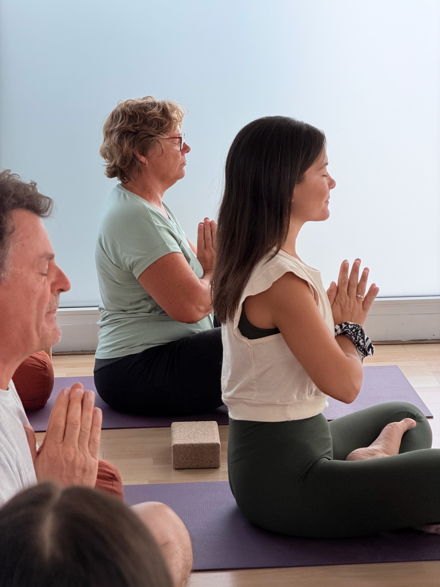 Découvrez Noora et Suzanne, enseignantes de yoga expérimentées à La Baule. Une approche bienveillante du yoga accessible à tous.