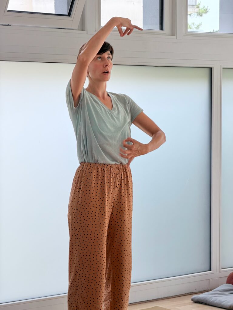 Noora professeur de yoga chez Shakti Yoga La Baule